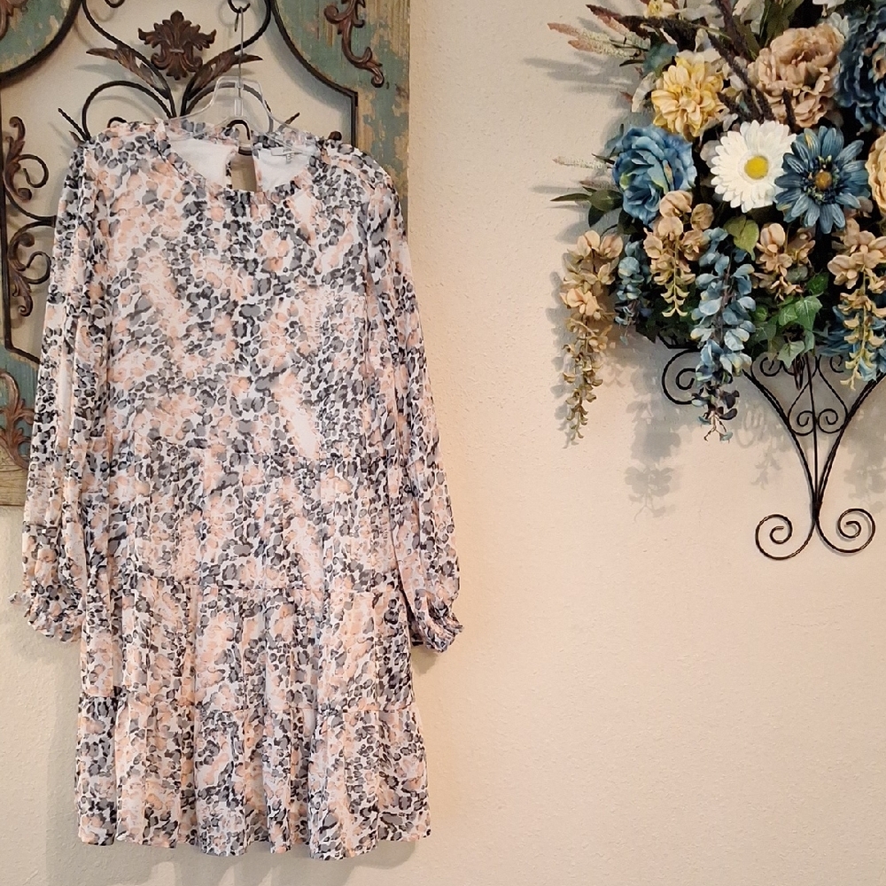 🔥🔥CLEARANCE Long Sleeve Dress with Floral Pattern in Cream/Peach/Gray. Size M - Picture 3 of 10
